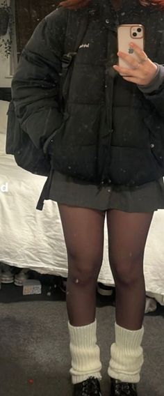 Sixth Form Winter Outfits, Jean Shorts And Stockings Outfit, College Outfits Uk Aesthetic, New York Winter Fashion Aesthetic, Aesthetic Looks Winter, Pleated Miniskirt Outfits, Winter Miniskirt Outfit, Fall Dark Outfits, Winter Fits For College