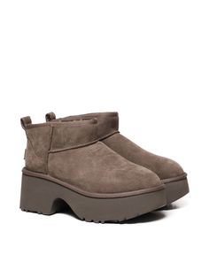 -Suede boots -Wide heel with rubber platform -Heel: 6. 9 cm -Colour: Hickory Ugg Shoes Women, Ugg Ultra Mini, Boots Wide, Wide Heels, Sheepskin Boots, Platform Heel, Valentino Bags, Wide Boots, Sneaker Wedge