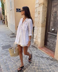 A Parisian woman wearing an all white outfit with linen shirt and linen pants and black flip flops Crete Vacation, Bali Outfits, Italian Summer Outfits, Nyc Outfits, Casual Chic Summer, Chic Summer Outfits, Europe Outfits, Summer 24, Idea Pins