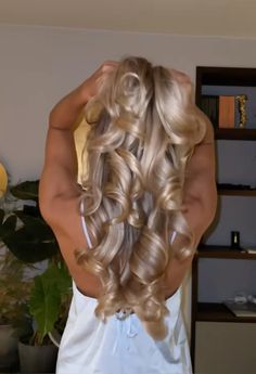 Cinderella Hairstyle, Pearl Blonde Hair, Bouncy Blowout, Cinderella Hair, Girl Money, Perfect Blonde Hair, Travel Bed, Classic Vintage Style, Fruit Food