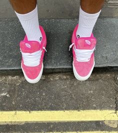 2000s Sneakers Women, Pretty Sneakers, Dr Shoes, Trendy Shoes Sneakers, Pink Vans, Pretty Shoes Sneakers, Kicks Shoes, Shoes Outfit Fashion, Fresh Shoes