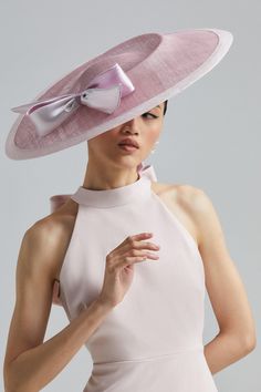 Bring modern elegance to the races with Coast x Lisa Tan Millinery. Offering a bold take on race-day style - and beyond - this collaboration champions Lisa Tan's innovative approach to hat-making.Beautifully complementing our formal outfitting, this hat is an instant sartorial statement. Adorned with a premium silk bow, that tie beautifully behind the head, its striking colour scheme is also showcased in the luxe sinamay fabric construction. Sculpted into a flat crown and ultra wide-brim, this hat invites maximum drama to any ensemble. Large Hats For Women, Derby Day Hats, Formal Hats For Women, Boho Formal Dress, Statement Hats, Paris Moodboard, Woman Hats, Mother Of The Bride Fashion, Race Day Hats