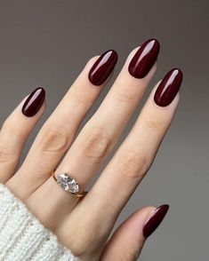 Winter Colours Nails, Winter Engagement Nails Ideas, Gel Mani Short Nails Winter, Christmas Colors For Nails, Christmas Nails One Color, Plain Holiday Nails, Chic Holiday Nails, Simple Winter Nails 2024, Winter Engagement Nails