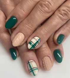 Green Plaid Nail Designs, Plaid Nails Green, Green Christmas Nail Designs, Green Christmas Nail, Green Christmas Nails, Plaid Nail Designs, Xmas Nail Designs, Short Nail Manicure