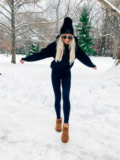 Cool Weather Athletic Outfits, Cute Shopping Outfits Winter, Athleisure Outfits Mom, Comfy Snow Day Outfit, Active Winter Outfits, Cute Workout Outfits Winter, California Winter Outfits 2022, Cozy Casual Outfits Winter, Winter Athleisure Outfits Cold Weather