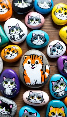 there are many cats painted on these rocks