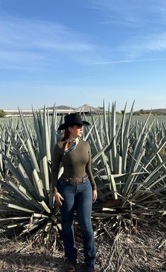 Outfits For Mexico Ranch, Rancher Outfit Women, Straw Hat Outfit Western, Outfit Ranchero, Cowboy Theme Party Outfit Women, Mexico Outfit Ideas Rancho, Outfit Ranchero Mujer, Jaripeo Aesthetic, Western Work Wear For Women