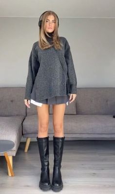 #winter #fashion #outfit #fit #fashioninspo #outfitinspo #cold #winteroutfit #winterfashion #sweater #fitinspo #pinterest #pinterestinspo Autumn Outfit Inspo, Skirt Outfits Fall, Estilo Indie, Skandinavian Fashion, Chique Outfits, Uni Outfits, Autumn Fits, Paris Outfits