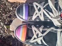 Ace Outfit Pride, Lgbtq Crafts Ideas, Converse Art Ideas, Lesbian Shoes, Converse Ideas, Converse Design, Converse Aesthetic, Grunge Shoes, Pride Stuff