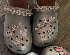 Crocs Platforms Outfit, Crocs With Charms, Crocs Platform, Custom Jeans Diy, Bowknot Shoes, Croc Heels, Crocs Fashion, Disney Shoes, Bling Shoes