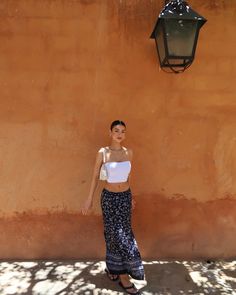 Low Waist Maxi Skirt Outfit, Low Waisted Long Skirt Outfits, Low Rise Maxi Skirt Aesthetic, Low Rise Maxi Skirt Outfit, Low Waist Skirt Outfits, Low Rise Long Skirt, Cartagena Colombia Outfit, Flowy Maxi Skirt Outfit, Midi Skirt Aesthetic