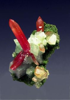 Cérusite (rouge) avec Bayldonite et Calcite The Tsumeb Mine Photo John Schneider Rocks And Fossils, Rock Minerals, Crystal Formations, Crystal Geode