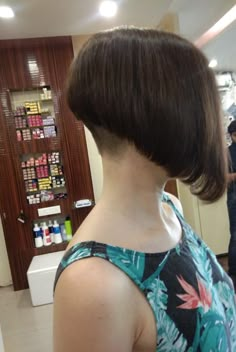 Haircut Summer, Bob Undercut, Sleek Bob Hairstyles, Beach Hairstyles For Short Hair, 90s Haircuts, Shaved Hair Cuts, Medium Bob Haircut