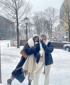 dan wilds allison reynolds all for the game aesthetic Winter Nyc, Nyc Outfits, New York Winter, New York Outfits, Skandinavian Fashion, Snow Outfit, Europe Winter