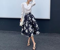 Black Floral Skirt Outfit, Winter Midi Skirt Outfit, Floral Skirt Outfit, Midi Skirt Winter, Floral Skirt Outfits, Black Floral Skirt, Clothing Studio, Midi Skirt Outfit, Geometry Pattern