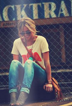 Grey Hair Red Lipstick, Vintage Shirt Outfit, Happily Grey, Look Jean, Ray Ban Aviator, Fall Jeans, Hair Red