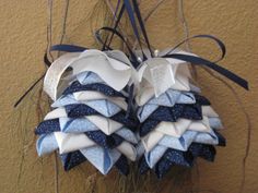 a bunch of blue and white flowers hanging from a wall