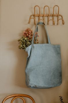 Say goodbye to those plastic bags! You can't get cuter with this eco friendly and naturally dyed canvas tote bag.Each one is sold separately.Naturally dyed at my studio in New Mexico, dyed by hand using kitchen scraps, natural extracts, plants and leaves, roots, etc.Ideal for groceries, for books or a stroll in the park, would be a great gift for that eco friendly friend or daughter!Go green without leaving (pretty and handmade) design apart.Would be a great intentional and conscious gift for yo Organic Labels, Kitchen Scraps, Everyday Tote Bag, Plant Dyes, Sustainable Gifts, Market Tote, Valentines Gifts For Her, Eco Friendly Gifts, Plastic Bags