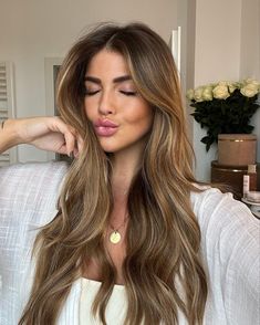 Rambut Brunette, Bombshell Hair, Warm Scarves, Brown Hair Looks, Brown Hair Inspo, Brunette Hair With Highlights, Brown Hair Balayage, Blonde Hair Inspiration, Brown Blonde Hair