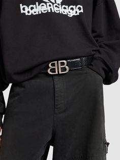 Width: 4cm. Adjustable pin closure. Silver-colored metal logo buckle Bb Logo, Balenciaga Men, Balenciaga Leather, Black Balenciaga, Balenciaga Logo, Metal Logo, Leather Belts, Metallic Logo, Mens Belts