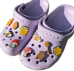 Cute Crocs Jibbitz Ideas, Croc Jibbitz Ideas, Croc Outfits, Crocs Aesthetic, Yellow Crocs, Croc Shoe Charms, Croc Jibbitz, Trendy Slippers