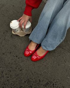 For a refined look, go for our heeled ballerina! In patent leather with a pretty bow on the front, they will elegantly add a touch of femininity to your shoes. Red Ballet Flats Outfit, Red Ballerinas, Ballet Flats Outfit, Red Ballet Flats, Ballerina Outfit, Latina Outfits, Ballerina Heels, Looks Pinterest, Nashville Outfits