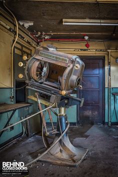 an old machine that is sitting in the middle of a room