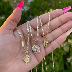 Christian Accessories, Catholic Necklace, Expensive Jewelry Luxury, Model Looks, Mexican Jewelry, Jewelry Accessories Ideas, Neck Jewellery, Precious Jewels