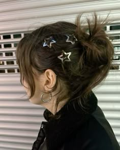 ᰔ | aes : Monica Geller - Friends Silver Star Hair Clips, Hair Clips Star, Hair With Star Clips, Cute Hairpin Hairstyles, Star Barrette Hairstyles, Hairstyles With Star Clips, Snap Clip Hairstyles, Hair Styles With Barrettes, Hairpins Hairstyle