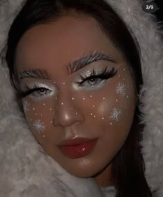 27 Creative Christmas Makeup Looks - Inspired Beauty Creative Christmas Makeup Looks, Creative Christmas Makeup, Snowflake Makeup, Snow Makeup, Holiday Eye Makeup, Christmas Makeup Looks, Halloweenský Makeup, Christmas Eye Makeup