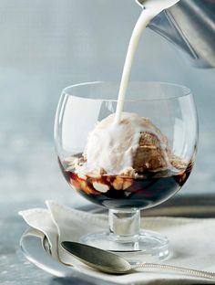 <i>Affogato</i> renversé Ice Cream With Coffee, Affogato Coffee, Italian Desserts Traditional, Restaurant Photography, Summer Recipe, Milk Foam, Coffee Photography