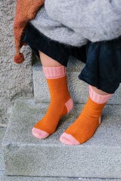 Lemonade is a simple but playful sock pattern. Worked in fingering-weight yarn, they are great to wear with shoes. Once you learn how to knit socks, you won’t be able to stop! How To Knit Socks, Brooklyn Tweed, 52 Weeks, Learn How To Knit, Knitting Books, Sock Patterns, Sweater Knitting Patterns, Knitting Techniques, Easy Knitting