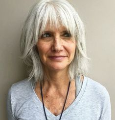 Schaggy Bob mit Pony für reifere Frauen Gray Hair With Bangs, Grey Hair With Bangs, Glamorous Hair, Long Gray Hair, Shag Hairstyles, Hair With Bangs, Shag Haircut, Haircut For Older Women, Modern Hairstyles