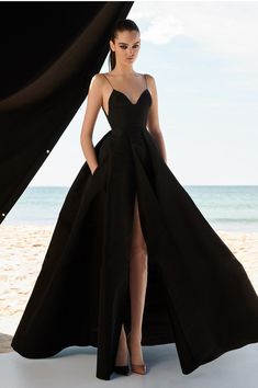 Abito lungo nero con spalline sottili, zip posteriore Winter Formal Dresses, Spaghetti Strap Prom Dress, Alex Perry, Black Prom Dress, Evening Dress Fashion, Prom Outfits, Satin Prom Dress, Elegant Dresses Long