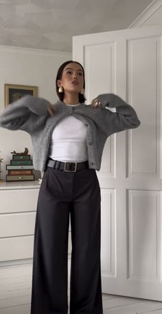 Styling Black Wide Leg Trousers, Black Wide Leg Trousers Outfit Winter, Sophie Floyd Outfit, Black Wide Trousers Outfit, Black Wide Leg Trousers Outfit, Trousers Outfit Winter, Black Slacks Outfit, Sophie Floyd, Wide Leg Trousers Outfit