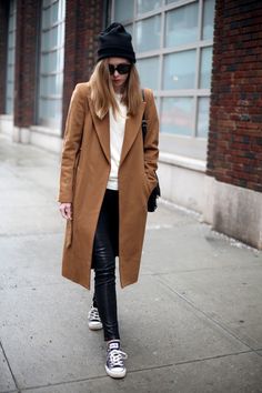 camel coat and leather pants via fashionsquad.com Casual Weekend Outfit, Mode Tips, 30 Outfits, Black Leather Leggings, Blazer Outfit, Black Converse, Black Leather Pants, Camel Coat