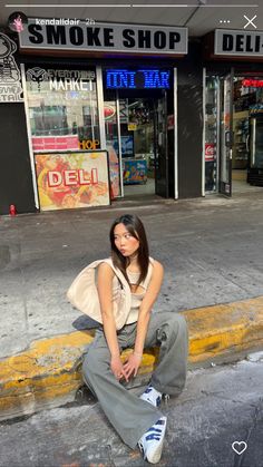 Pictures In City Ideas, City Instagram Pictures Daytime, Insta Photo Ideas Asian, Cool Outfit Poses, Instagram Pose Ideas Street, Chinatown Picture Ideas, Hongkong Photoshoot Ideas, City Aesthetic Poses, Aesthetic Poses For Women