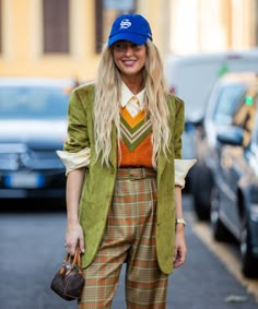 Hat Outfit Fall, Baseball Hat Hairstyles, Baseball Fashion, Estilo Preppy, Influencers Fashion, Spring Fashion Trends