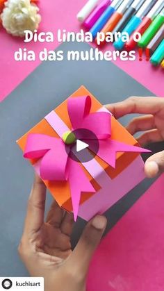 someone is holding an origami box with a flower on it and the words dica lindaa para o diadas mulheres