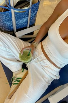 Spring Vibes Outfit, European Summer Outfits 2024, Summer Fits 2024, White Pants Summer Outfit, Clean Style Outfit, Summer Lounge Outfit, Basic Outfits Summer, Outfit Airport, Beach Trousers