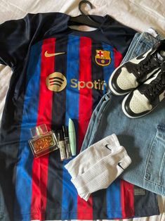 Barcelona Jersey Outfit, Barca Outfit, Barcelona Clothes, Barcelona Outfits, Football Jersey Outfit, Mode Zara, Soccer Outfits, Friend Poses Photography, Jersey Outfit