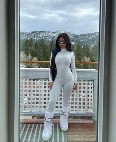 Snow Fits Baddie, Snow Baddie Outfits, White Moon Boots Outfit, Snow Baddie, Ski Outfits For Women Style, Moonboots Outfits, White Moon Boots