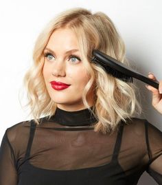 Carré flou avec un lisseur : le tuto coiffure Relaxed Curls, Ghd Platinum, Scrunched Hair, Best Shakes, Wavy Hairstyles, Hair Cute, Dress Out, City Chic, Curled Hairstyles