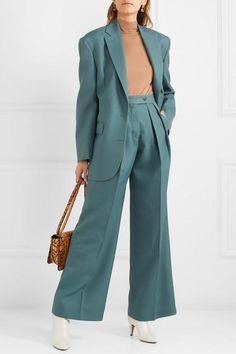 Woman Suit Fashion Classy, Cashmere Turtleneck, Professional Outfits, Formal Outfit, Office Outfits, Neutral Tones