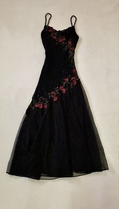 Black Wedding Dress Aesthetic Vintage, Aesthetic Prom Shoes, Alternative Formal Dress, Vampire Hoco Dress, 90s Vampy Dress, Emo Homecoming Dresses, Alt Homecoming Dresses, Goth Prom Outfit, Grunge Homecoming Dress