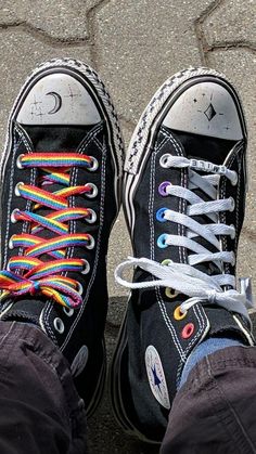 Sharpie On Converse, Doodling On Shoes, Shoes With Drawings On Them, Cool Laces Shoes Style, Converse Shoes Designs, What To Draw On Your Converse, Cool Converse Lace Patterns, Converse Painted Shoes Ideas, Converse Shoe Ideas