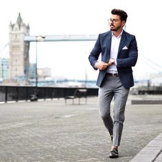 Dark Blue Blazer Outfit, Blazer Men Outfit, Blue Blazer Outfit Men, Navy Blazer Outfits, Dandy Look, Blue Blazer Outfit, Blue Blazer Men, Grey Pants Men, Dark Blue Blazer