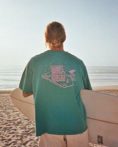 Sundown Retro Surf Tee - Surf Locos Surf Brands Clothing, Surf T Shirt Design, Oversized Cotton Vsco Tops, Blue Relaxed Fit Vsco Tops, Green Casual T-shirt For Surfing, Surf Outfit Women, Clothing Photoshoot, Surf Tee Shirt, Surf Clothes