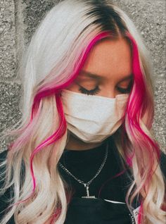 Pink Money Peice Blonde Hair, Colorful Money Piece Hair Blonde, Blonde Hair With Colorful Money Piece, Colour Money Piece Hair, Pink Pieces In Blonde Hair, Blond Hair With Pink Money Piece, Blonde With Red Money Piece Hair, Short Hair Colour Inspiration, Money Piece In Blonde Hair