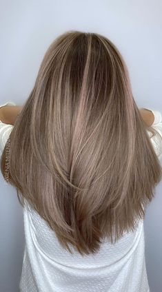 Ash brown with subtle pink An ash brown colour is always soft and feminine. Here is an amazing example. The hair features dark root... Soft And Feminine, Autumn Hair, Ash Brown Hair, Ash Hair Color, Colour Ideas, Blonde Hair With Highlights, Ash Brown, Brown Blonde Hair